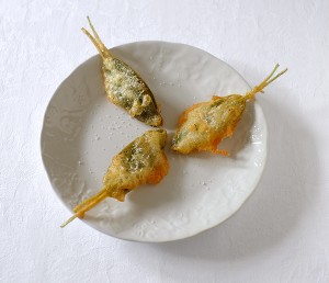 Mit Sardellen frittierte Salbeiblätter