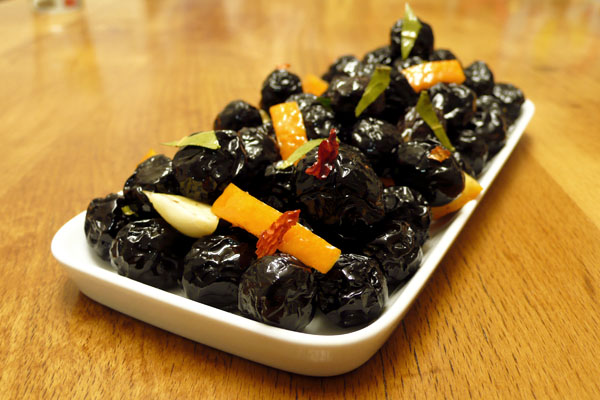 Eingemachte schwarze Oliven