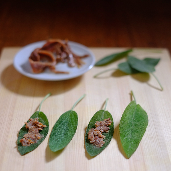 Salbeiblätter mit Sardellen